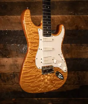 custom stra elektrilised guitarSquilted maple top vaher kaela sätestatud mahoney keha ebony fingerboard lukus nupud？